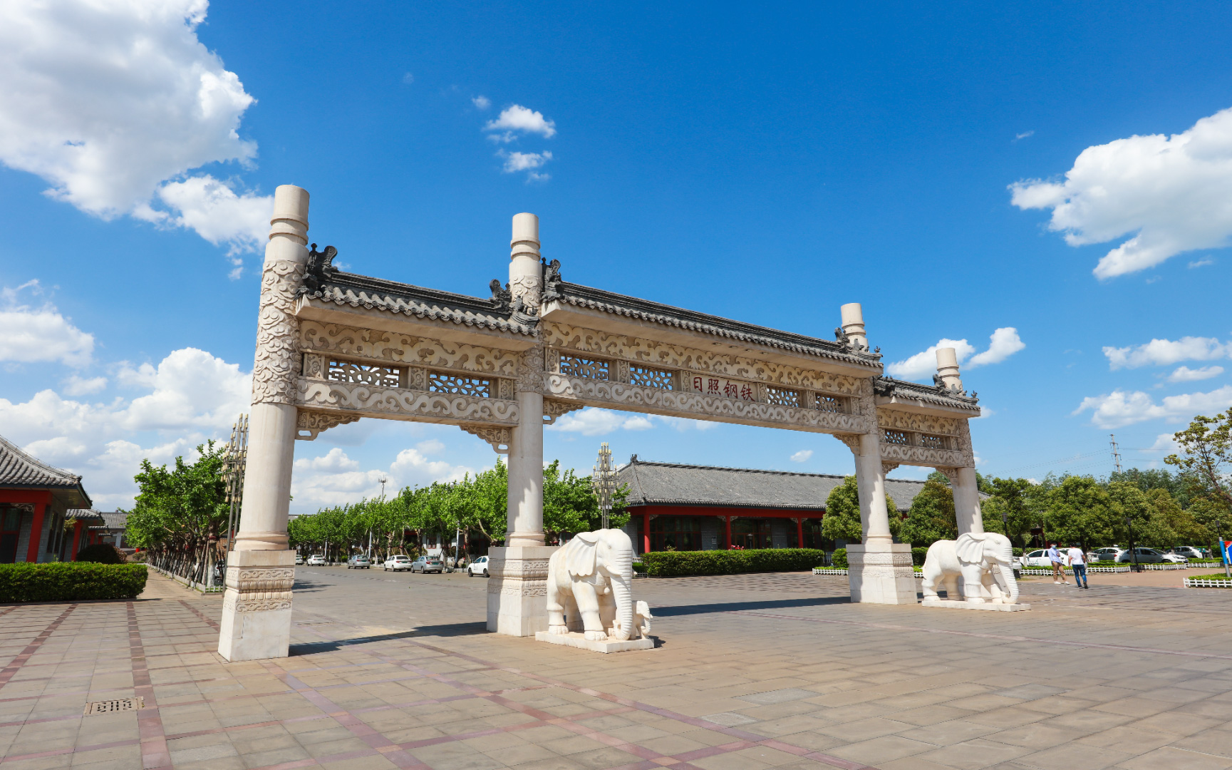 白色牌坊（白天）.jpg